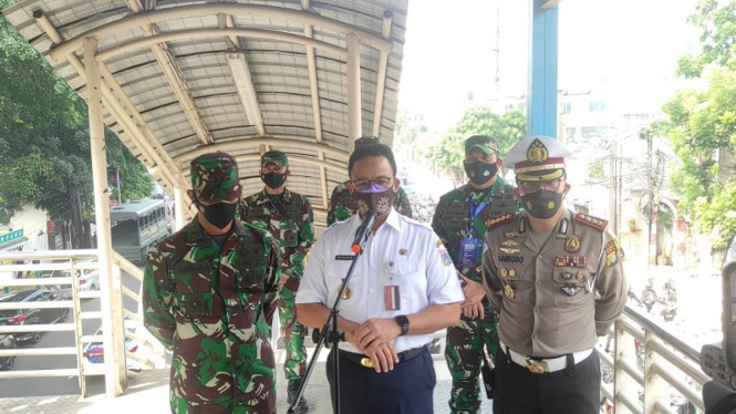 Gubernur DKI Jakarta Anies Baswedan memantau penyekatan PPKM Darurat di Mampang