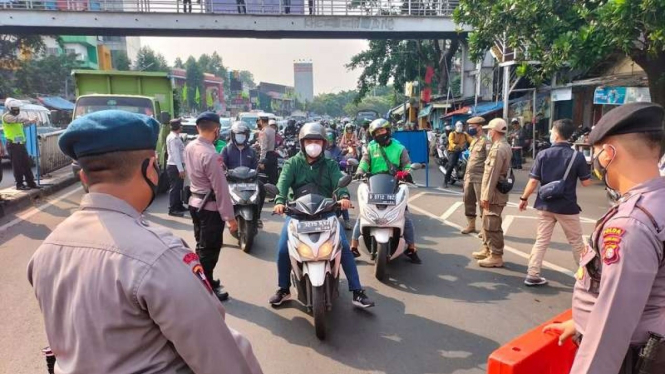 Penyekatan PPKM Darurat di depan Mal Bassura City Jakarta Timur