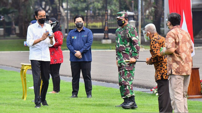 Presiden Jokowi bersama Panglima TNI dan sejumlah menteri di Istana
