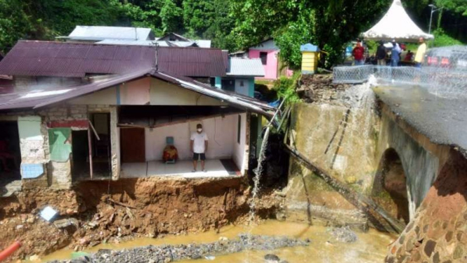 Seorang warga berdiri di dalam rumahnya yang rusak berat setelah tertimpa tanah longsor di daerah Jembatan Air Besar, Desa Holong, Kota Ambon, Maluku, Selasa, 13 Juli 2021.