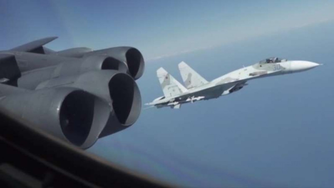 VIVA Militer: Jet Tempur Rusia, Sukhoi Su-35, mencegat pesawat pembom AS