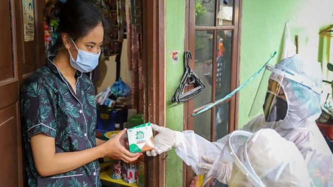 Petugas membagikan paket obat Isoman kepada warga Tanjung Priok Jakarta Utara
