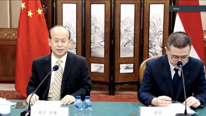 Duta Besar China untuk Indonesia, Xiao Qian (kiri) dalam konferensi pers virtual