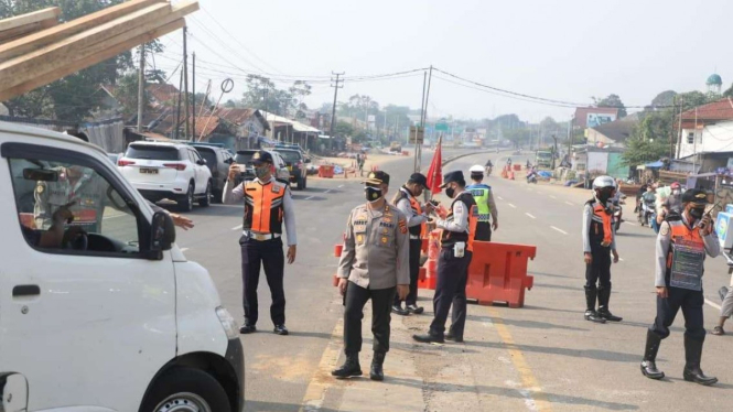Penyekatan kendaraan di Kota Bogor, Jabar.