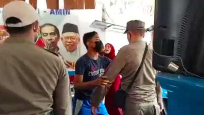 Keributan antara petugas razia PPKM dan pedagang warung kopi di Medan