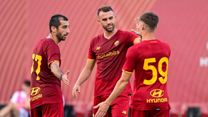 Pemain AS Roma merayakan gol