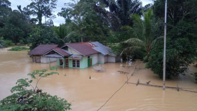 BNPB mencatat, sebanyak 26 desa yang tersebar di empat kecamatan di Kabupaten Sintang, Kalimantan Barat, masih terdampak banjir dengan ketinggian air hingga tiga meter sejak Rabu lalu hingga Jumat, 16 Juli 2021.