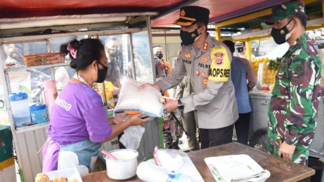 Kapolresta Bogor dan Kapolres Bogor keliling cek prokes dan bagikan sembako