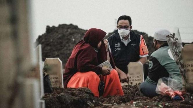 Anies Baswedan memantau pekuburan COVID-19 di Jakarta