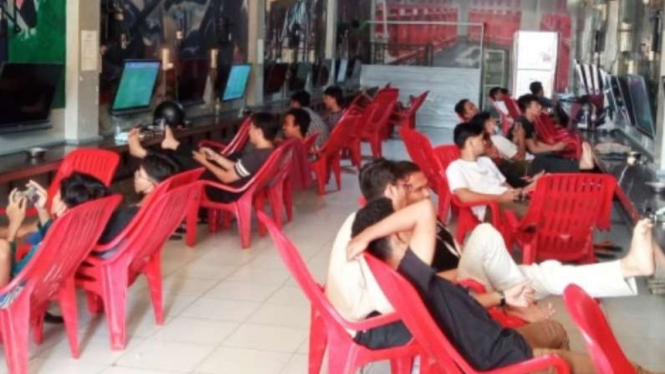 Sejumlah anak-anak dan remaja asyik bermain PS saat PPKM Darurat di Medan.