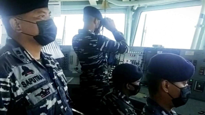 VIVA Militer: TNI AL cari korban tenggelam 14 kapal nelayan di Perairan Kalbar