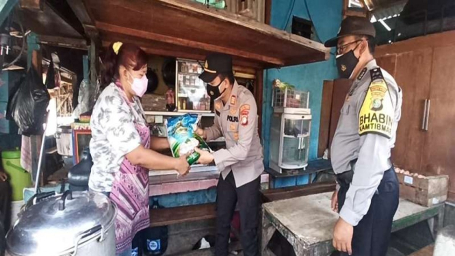 Polres Pelabuhan Tanjung Priok berikan bantuan kepada warga terdampak PPKM