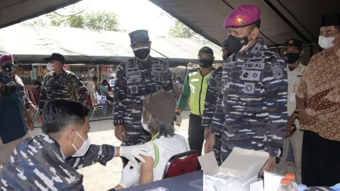 VIVA Militer: Danlantamal III Jakarta tinjau serbuan vaksinasi di Tanjung Kait