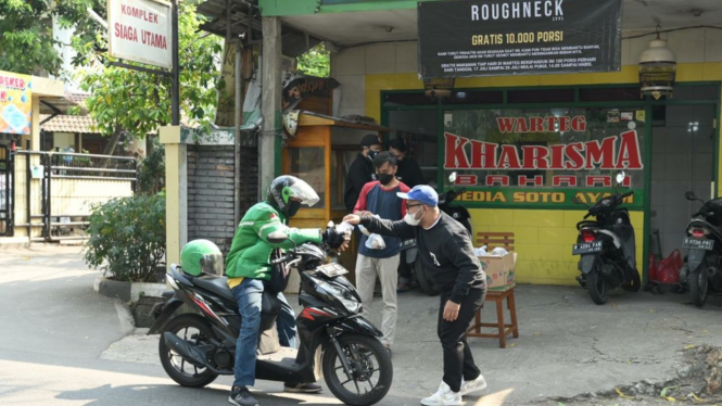 Aksi sosial berbagi 10 ribu paket makanan di masa PPKM Darurat