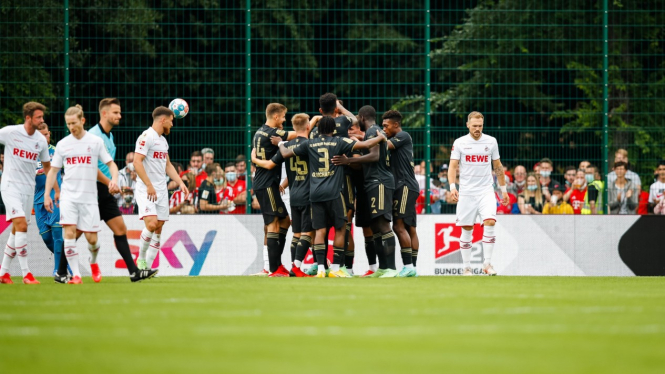 Bayern Munich merayakan gol vs FC Koeln