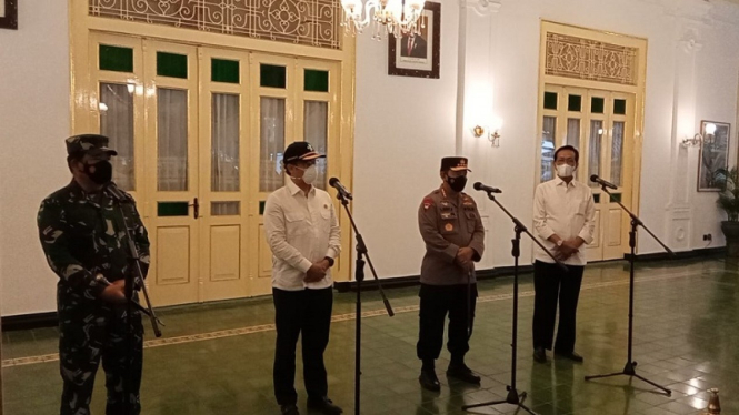 Gubernur DIY Sri Sultan Hamengkubuwono bersama Kapolri, Panglima TNI dan Menkes