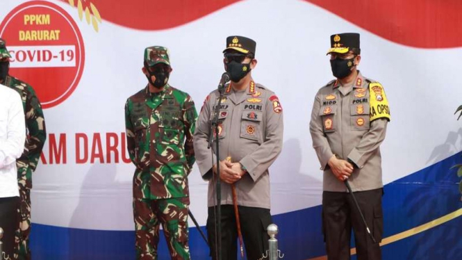 Kapolri Jenderal Polisi Listyo Sigit Prabowo membagikan bansos COVID-19 di Jatim