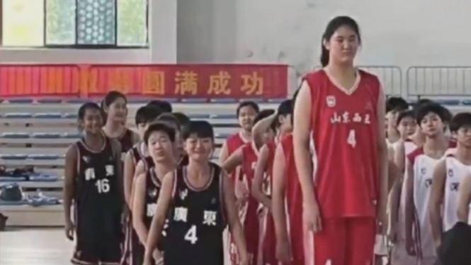 Pebasket remaja China berusia 14 tahun, Zhang Ziyu, memiliki tinggi 2,26 meter.