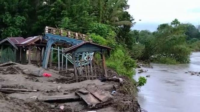 Suasana TPU di Desa Waetina, Kabupaten Buru, Maluku, terkena luapan air sungai.