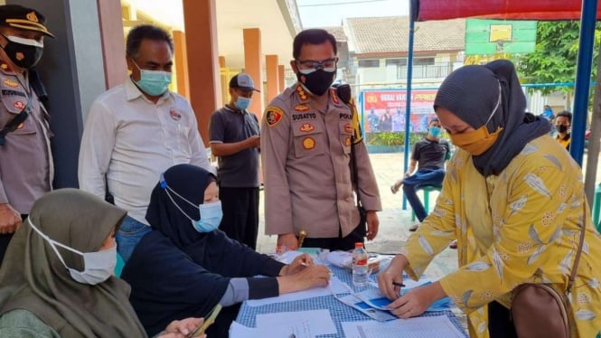 Vaksinasi di Kelurahan Tanah Baru, Kecamatan Bogor Utara, Kota Bogor, Jabar.
