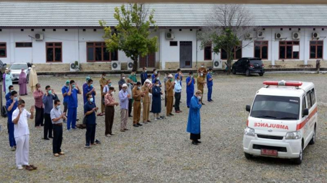 Tenaga medis melaksanakan salat jenazah dokter yang positif COVID-19