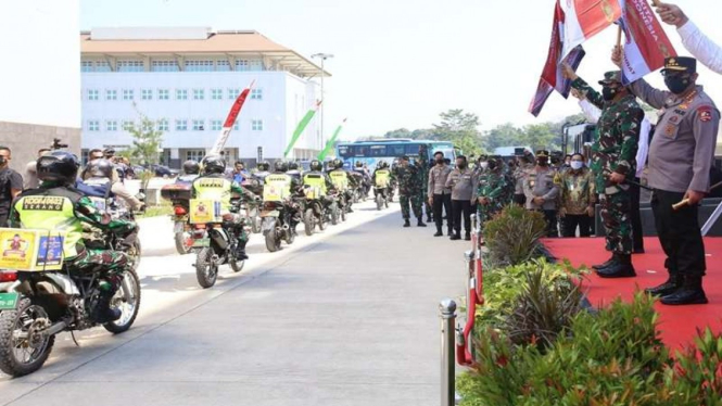 Panglima TNI bersama Kapolri melepas bantuan sembako untuk warga terdampak PPKM