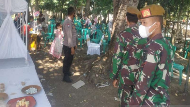 Satuan Tugas COVID-19 membubarkan acara pesta pernikahan di Muaragembong, Bekasi