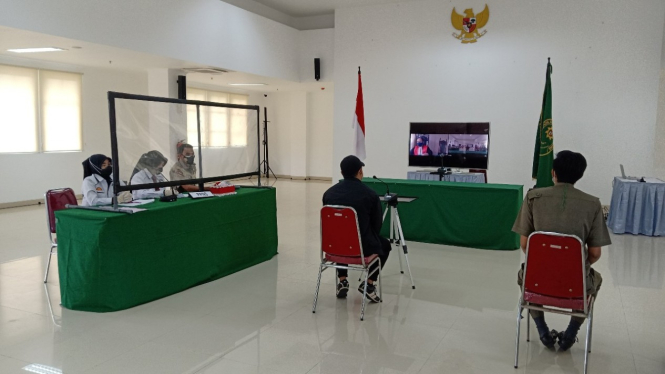 Kejaksaan Negeri Malang dan Satpol PP Kota Malang melakukan sidang tindak pidana ringan secara virtual di Gedung Mini Blok Office, Kota Malang.