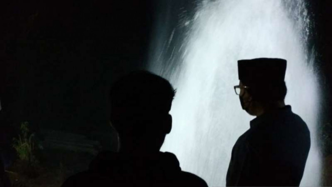 Wali Kota Bogor Bima Arya meninjau lokasi pipa transmisi air baku milik Perumda Tirta Pakuan yang bocor di lokasi pekerjaan pembangunan rel kereta api jalur ganda di Kota Bogor, Jawa Barat, Minggu, 18 Juli 2021.