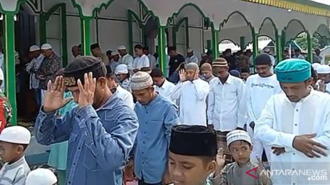 Warga menunaikan salat Idul Adha di Negeri Wakal, Kecamatan Leihitu, Kabupaten Maluku Tengah, Provinsi Maluku, Senin, 19 Juli 2021.