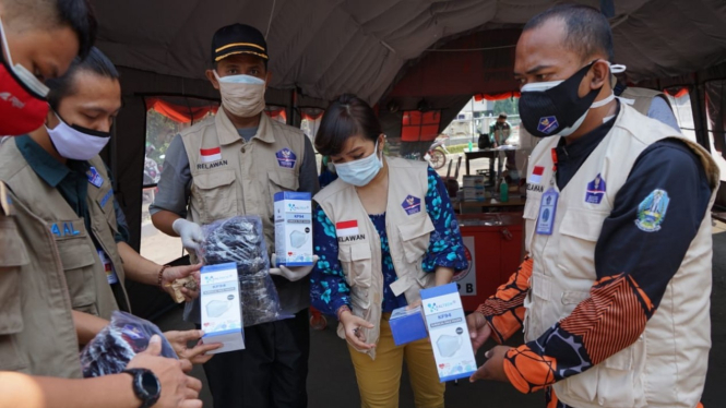 Relawan Satgas COVID-19 gelar aksi bagikan 175 ribu masker.