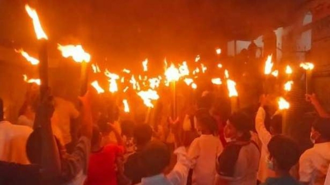 Muslime im Dorf Namaelo in Maluku veranstalteten eine Fackelparade zur Begrüßung des Eid al-Adha Takbiran