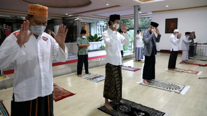 Gubernur Jawa Tengah Ganjar Pranowo, menunaikan salat Idul Adha bersama keluarga