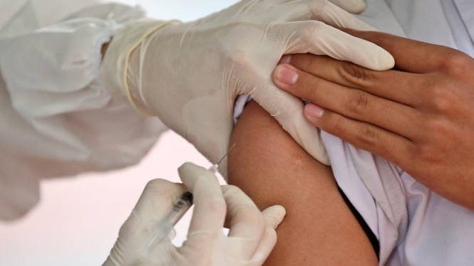Beberapa perusahaan di Australia berikan kelonggaran setengah hari bagi staf untuk pergi melakukan vaksinasi. (AP: Tatan Syuflana)