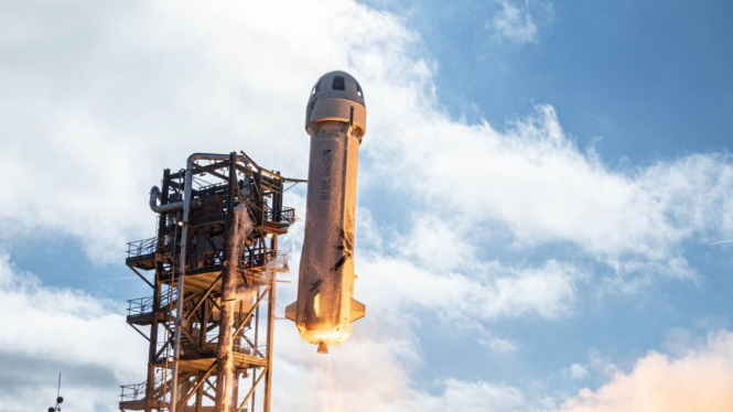 Roket New Shepard milik Blue Origin, perusahaan antariksa Jeff Bezos.