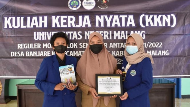 Foto bersama Penanggungjawab Proker dengan perwakilan Karang Taruna Adinata Banjarejo.