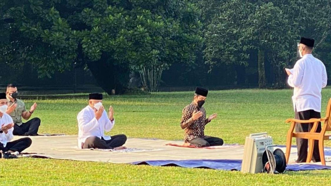 Presiden Jokowi salat Idul Adha di Istana Bogor, Jawa Barat.