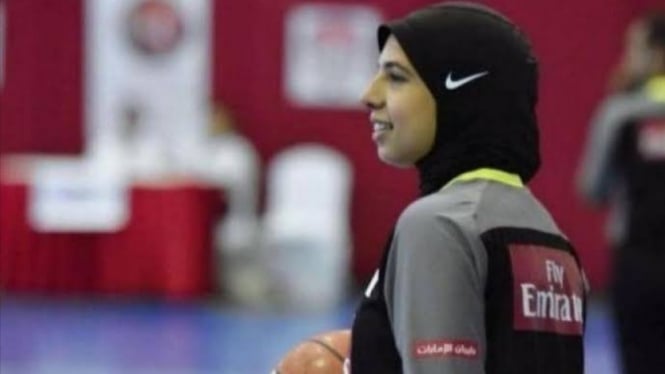 Wasit basket berhijab pertama di Olimpiade, Sara Gamal. 