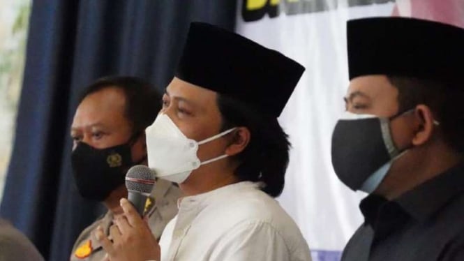 Pemimpin pesantren API, Muhammad Yusuf Chudlori alias Gus Yusuf, bersama Inspektur Pengawas Daerah Polda Jawa Tengah Kombes Pol Mashudi di kompleks pesantrennya di Tegalrejo, Magelang, Jawa Tengah, Rabu, 21 Juli 2021.