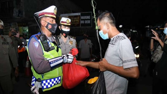 Polri bagikan sembako di titik penyekatan di Karawang