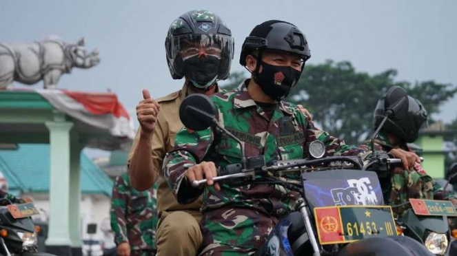 Puluhan prajurit TNI Korem 061/Suryakancana dari unsur Babinsa diberdayakan untuk mendistribusikan paket-paket obat untuk para pasien COVID-19 terkategori ringan yang isolasi mandiri di rumah masing-masing di kota Bogor, Jawa Barat, Rabu, 21 Juli 2021.