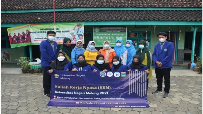 Foto Tim KKN UM Desa Bunutwetan bersama Kepala Sekolah (Baju Orange) dan Dewan Guru TK Muslimat Al-Hidayat