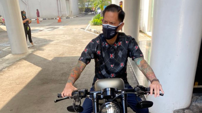 Chef Juna naik motor gede.