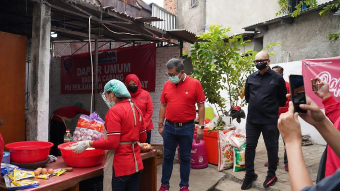 Sekjen PDIP Hasto Kristiyanto Tinjau Dapur Umum dan Vaksinasi Door to Door