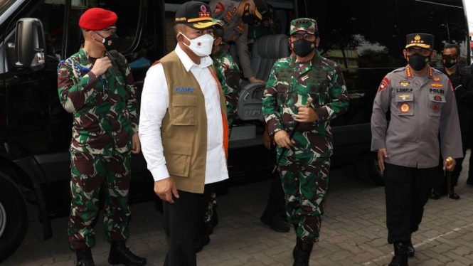 Kepala BNPB, Kapolri, dan Panglima TNI tinjau vaksinasi di Petamburan.