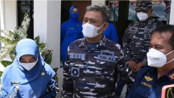VIVA Militer: Danlantamal XIII Laksma TNI Edi Krisna Murti tinjau serbuan vaksin