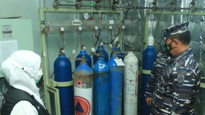 VIVA Militer:KSAL dan Gubernur Jatim tinjau pengisian oksigen di KRI dr.Soeharso