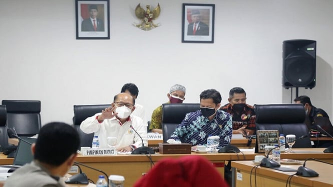 Ketua Bapemperda DPRD DKI Jakarta Pantas Nainggolan (tengah)