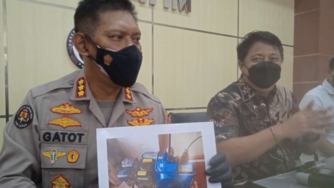 Polisi menunjukkan foto mesin produksi oksigen yang digunakan oleh BPBD Pacitan dalam konferensi pers di Markas Polda Jawa Timur di Surabaya, Jumat, 23 Juli 2021.
