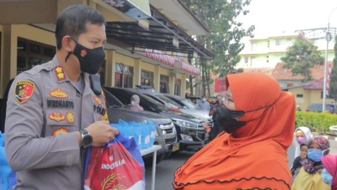 Kapolres Garut Jawa Barat Serahkan Bantuan ke Masyarakat Tidak Mampu